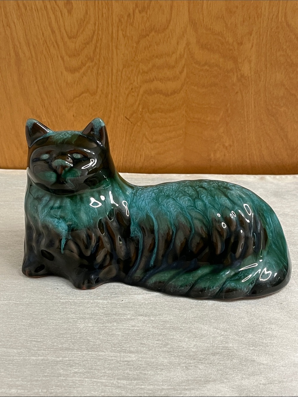 Vintage Blue Mountain Pottery Fluffy Persian Cat Figurine Green Drip Glaze 7.5”